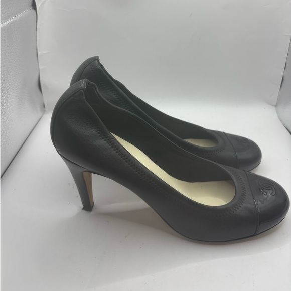 CHANEL CLASSIC GATHERED BLACK LAMBSKIN PATENT ROUND TOE PUMPS SZ 40 - Picture 4 of 8